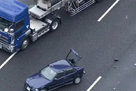 怪我人の救護と道路上の危険防止装置のイメージ